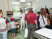 TdoT 2014 153  Tag der offenen Tür am Campus der Veterinärmedizinischen Universität Wien am 24. Mai 2014. Im Bild: Führung durch die Kleintierchirurgie.
