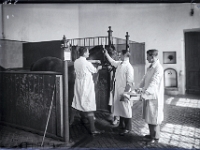 Glasdia  BER3415 260914 Kopie  Pferd in Box erhÃ¤lt eine Infusion, Reproduktion eines SW- Glasdias aus dem Historischen Archiv der Vetmeduni Vienna, Datierung unbekannt,