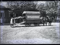 Glasdia  BER3417 260914 Kopie  Rind wird in einen von Pferden gezogene Tierrettungswagen verladen, Reproduktion eines SW- Glasdias aus dem Historischen Archiv der Vetmeduni Vienna, Datierung unbekannt,