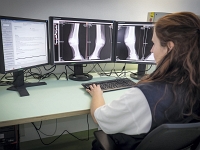 Befundraum Pferdeklinik DSF5280 100315 Kopie  Assistenten befunden RÃ¶ntgenbilder und CT-Bilder im Befundraum der Klinik fÃ¼r Bildgebende Diagnostik an der Pferdeklinik, in Betrieb seit MÃ¤rz 2015
